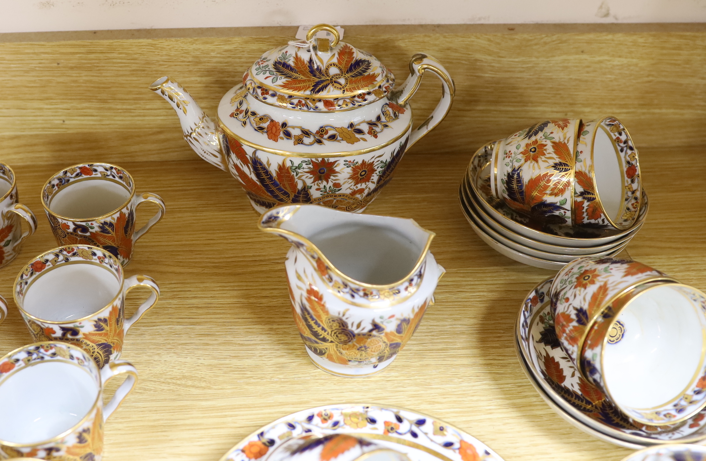 An early 19th century Chamberlain Worcester Japan pattern teaset, 43 pieces